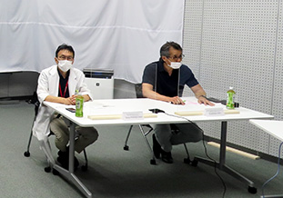 配信会場の様子<br />(左から西園センター長、伊波准教授)