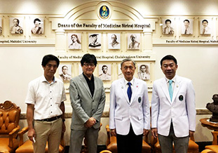 (右から)Wanitpongpan副学部長、<br />Prasit医学部長、小林教授,内田助教