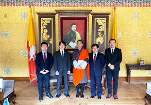 首相官邸にて<br />（左から2人目）北野大分大学長<br />（左から3人目）ロテイ・ツェリン<br />（Lotay Tshering）ブータン首相
