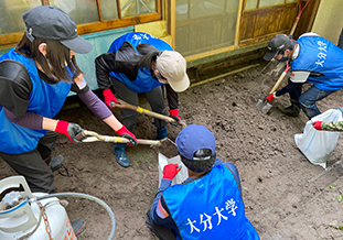 民家周辺の泥出し作業を行う学生 <br />（9月25日庄内町）