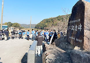 当時の洪水被害の様子や復旧事業の説明を受ける<br />(安心院町津房川)
