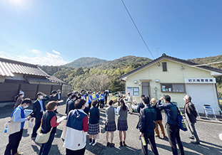 土砂崩れ現場に近い公民館で説明を受ける<br />(出光地区公民館)