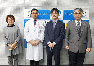 (左から)三室教授、西園センター長、山口准教授、<br />川端教授