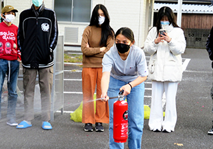 水消火器による消火訓練(国際交流会館)