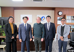 学長室にて(左から)<br />サヨ・アブガン部長、北野学長、<br />ロペス病院長、西園副学長、齊藤准教授