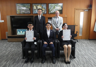 表彰式参加者<br>(前列:亀井さん、北野学長、山本さん)