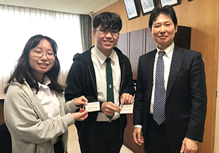 猪股医学部長(右)と