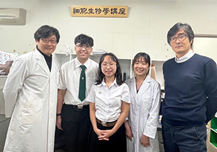 小林教授(左)、花田教授(右)らと