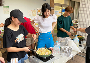 焼きそばを作る留学生