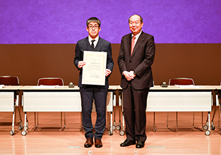 授賞式<br />(左:福田助教、右:南学正臣腎臓学会理事長)
