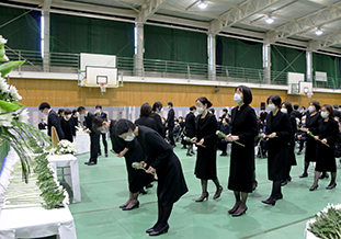 御遺族による献花