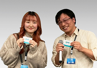 （左から）立山さんと<br />九州地区高分子若手研究会田中直樹幹事