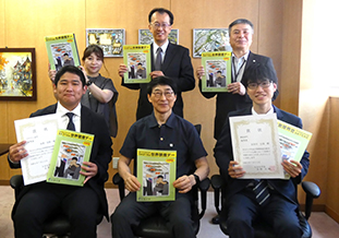 表彰式参加者 <br />(前列:米澤さん、北野学長、長谷川さん)