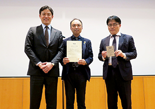 (左から)辰巳支部長、大井教授、大島事務局長