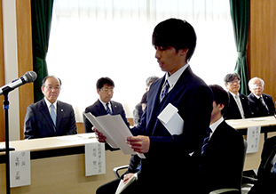 宣誓する博士前期課程代表の黒木さん