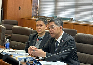訪問団長のKongkiat BMDSグループCEO（右）<br />との討議