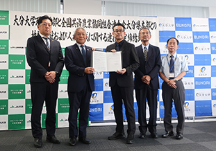 (左から)佐藤副本部長、藤田本部長<br />小林理工学部長、劉教授、甲斐事務長