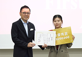 審査員の古城会長(左)と <br />最優秀賞を受賞した首藤さん(右)