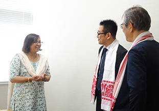 インド工科大学Poonam Kumari教授(左)との歓談