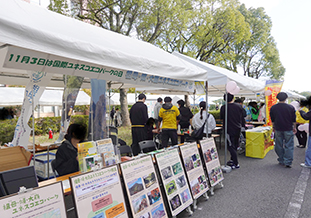 メインストリートでの自治体・企業の展示