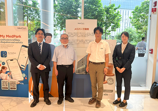 小野田氏(左から2人目)、栄研化学のメンバーと