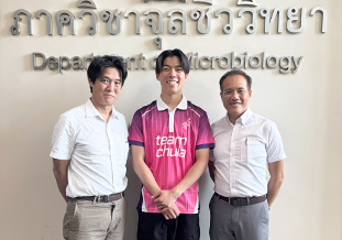 Tanapat教授(右端)と