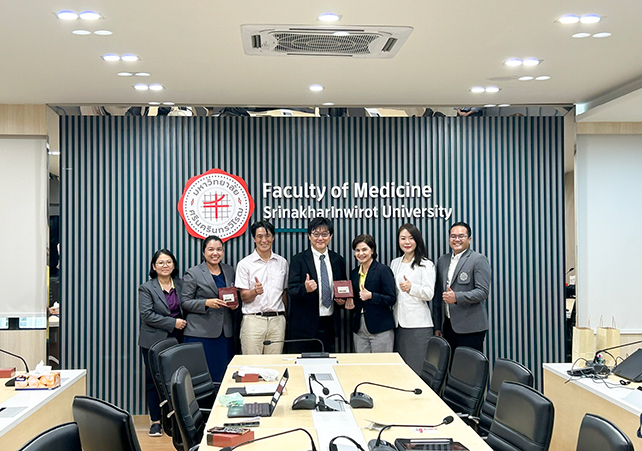 国際交流担当副学長Dr. Prapaporn(右から2人目)らと