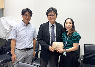 Nattakarn Praphruetkit教授と