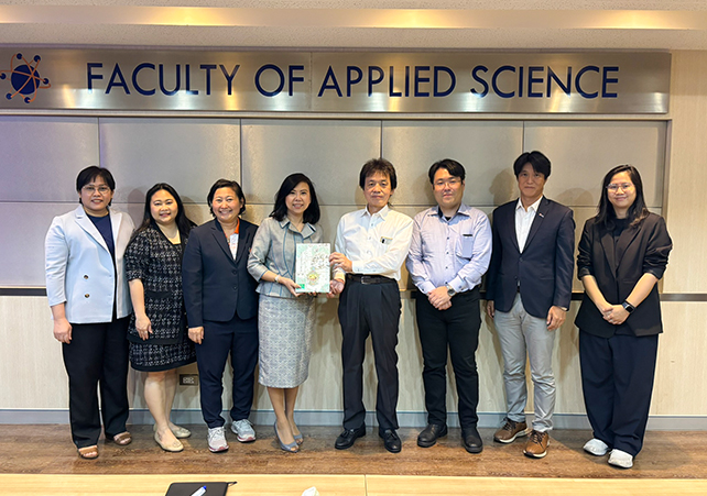 KMUTNBの先生方と