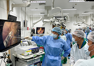 衛藤教授による技術指導の様子