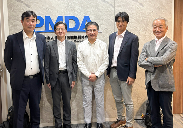 北原所長(中央)らと