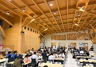 ビ・フォーレでの夕食の様子(旦野原キャンパス)