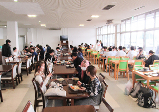 食堂でのランチの様子(挾間キャンパス)