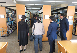 図書館見学の様子