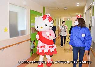 病室を訪問するキティちゃん