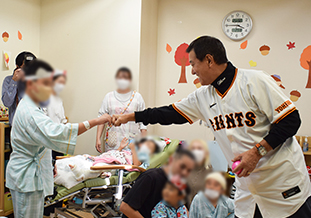 原さんとグータッチ