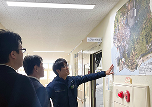 佐賀関の大規模火災の様子を説明<br />（右:鶴成センター長）