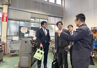 理工学部施設の視察（右:小林理工学部長）