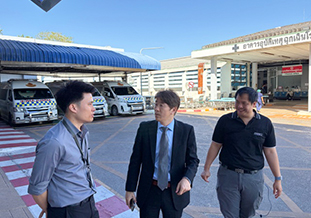 救命センターで案内を受ける柴田准教授(中央)