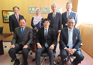 北野学長表敬訪問<br>サントソ元医学部長、北野学長、ミフタフスル副学長<br>(前列左から)