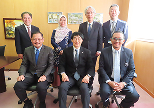 北野学長表敬訪問<br />Miftahussurur副学長（前列右）<br />Santoso元医学部長（前列左）