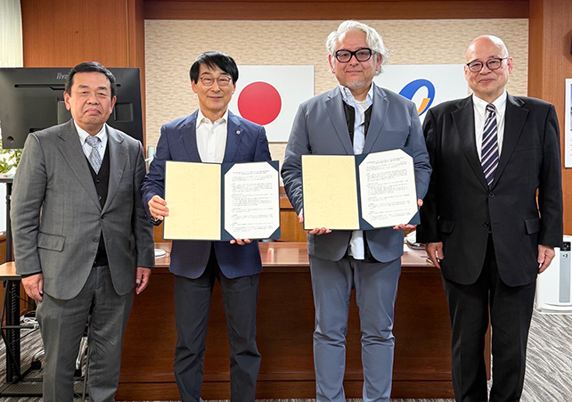 協定締結等を北野学長へ報告 <br />（左から）相澤特任教授、北野学長、矢野理事長、片岡学部長